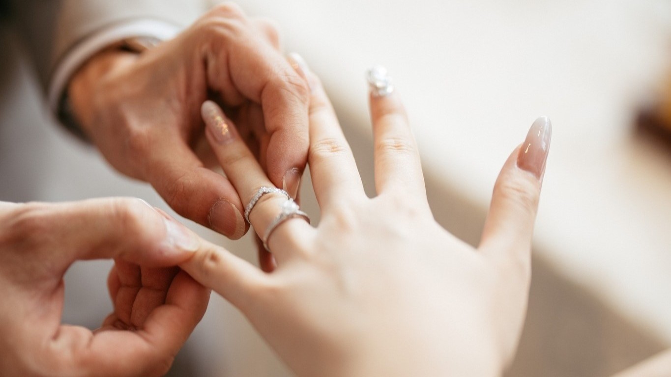7 Essential Steps for Buying Your Perfect Engagement Ring in 2024